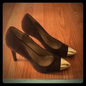suede chocolate brown/gold pumps